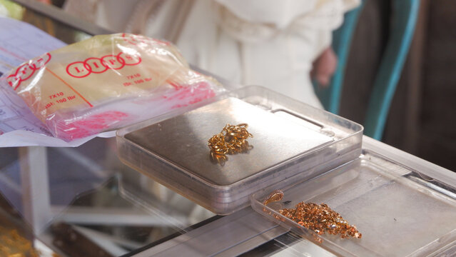 Kalimantan Timur, Indonesia 05 August 2026. Gold jewelry being weighed on a digital scale at a jewelry shop
