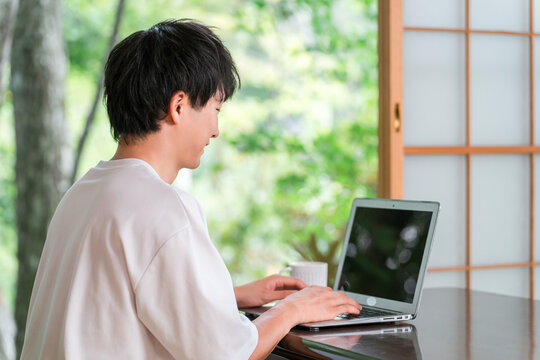 A young man who is a work hopper and does remote work.