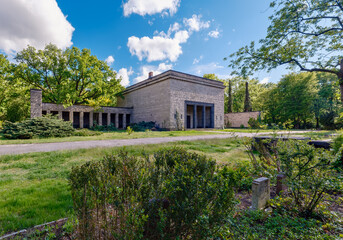 Feierhalle auf dem Standortfriedhof Lilienthalstraße in Berlin-Neukölln, Ansicht von Nordosten © ebenart