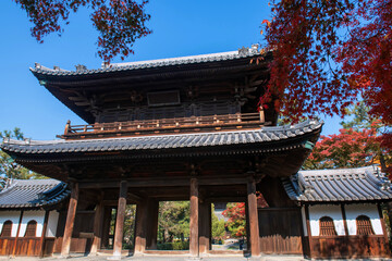 Fototapeta premium Kenninji Sanmon Triple Gate by red autumn maple leaf, Kyoto