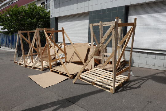 Palettes en bois pupitre pour transporter de gros objets d&eacute;pos&eacute;s sur le trottoir