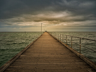 Obraz premium Long Straight Pier Winter Day