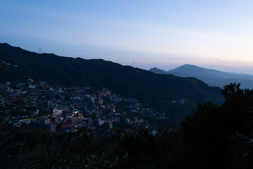  基隆山の登山道から眺める夕暮れの九份の街並み © Chiho Oki