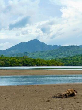 paisaje de playa y monta&ntilde;as 