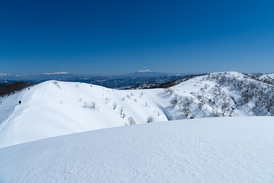 岐阜県 大日ヶ岳登山道に広がる雪原と冬の山並み