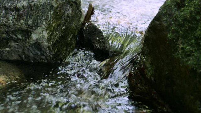 岩の間を流れる清流