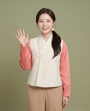 한복을 입고 손 흔드는 밝은 여성 / Bright Woman Waving in Hanbok