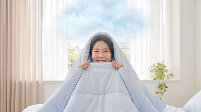 이불 속에서 환하게 웃는 여성 / woman Smiling Brightly Under a Blanket