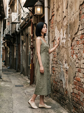 오래된 골목의 내추럴 원피스 여성 / Natural Dress Portrait in an Old Alley