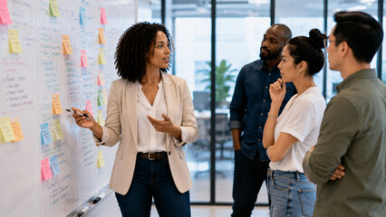 Obraz premium Woman facilitator in side profile leading team discussion