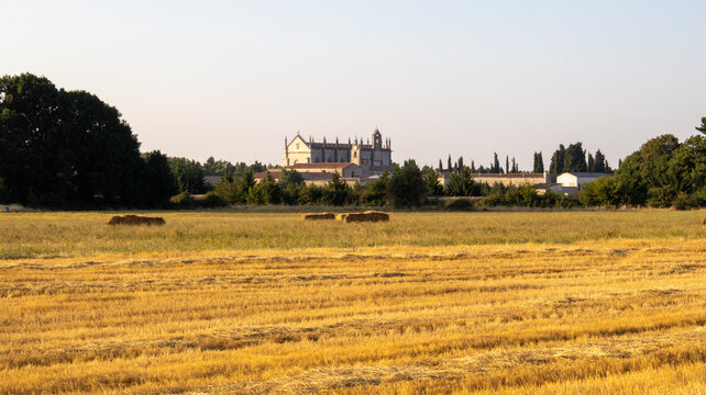 Paisaje rural con monasterio en campo amarillo de paja con Vista a la Cartuja de Miraflores, Burgos (Espa&ntilde;a)