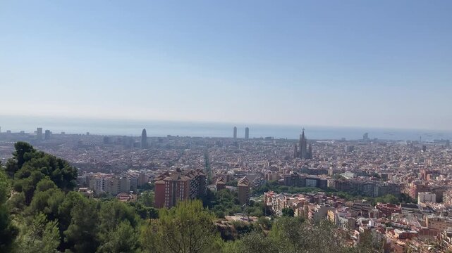 Travelling del skyline de la ciudad de Barcelona, Espa&ntilde;a, con vistas al mar mediterr&aacute;neo, a la Sagrada Familia, a las torres Mapfre, a Montjuic