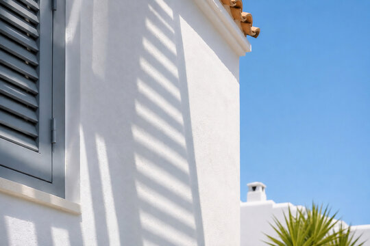 Wei&szlig;e Hausfassade mit markantem Schattenspiel