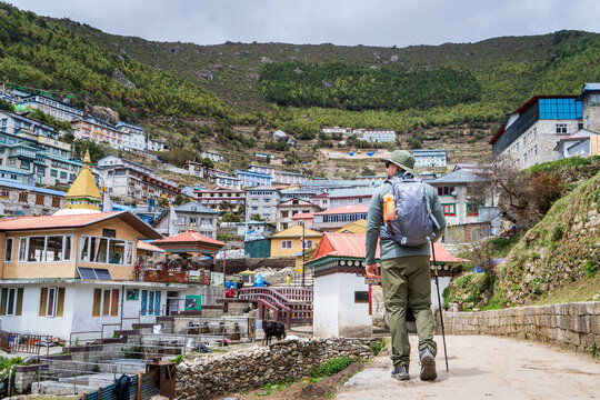 Hombre senderista entrando al pueblo de Namche Bazaar, en su camino al Campamento Base del Everest, en Nepal.	