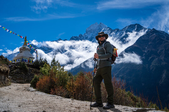 Hombre senderista caminando hacia una estupa budista, en su camino al Everest Base Camp, en Nepal	