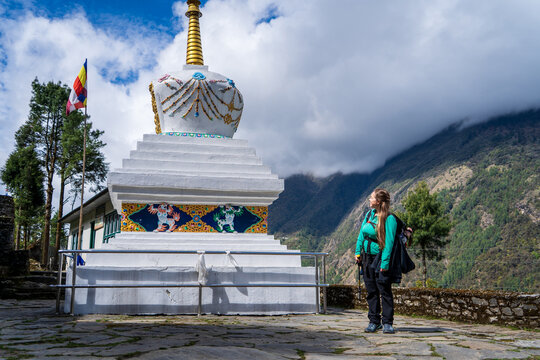 Mujer senderista mirando una estupa en la regi&oacute;n del valle de khumbu. Camino al Everest Base Camp.	