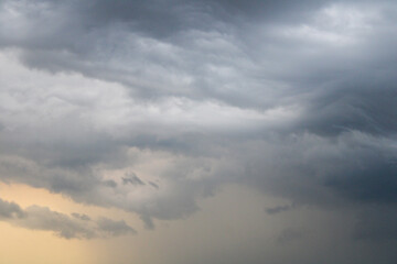 Obraz premium The approaching thunderstorm at dawn