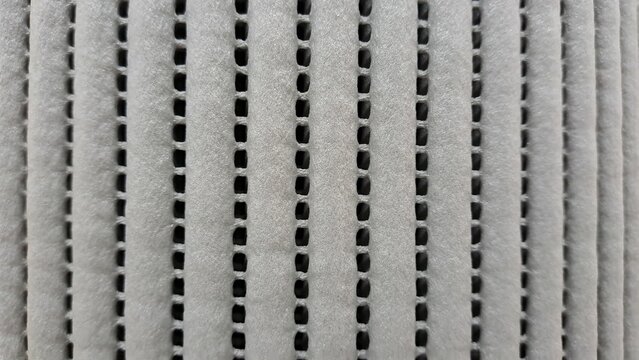 Tappetino in morbida schiuma di colore grigio, sfondo in plastica con particolare attenzione al primo piano centrale.