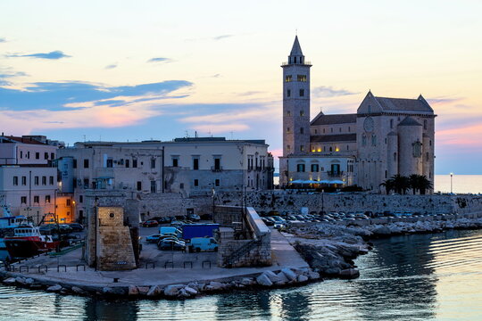 Vista sul mare al tramonto della cattedrale di Trani ( Puglia , Italia )