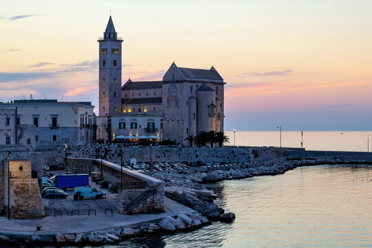 Vista sul mare al tramonto della cattedrale di Trani ( Puglia , Italia )