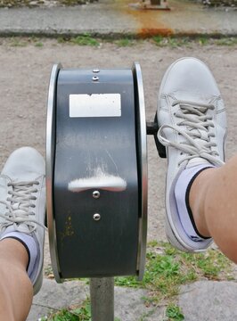 Beintrainer im Park mit Beinen