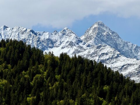 Montagne coperte di neve in primavera, Alpi bergamasche, Italia 