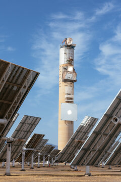 Concentrated solar power tower receiving sunlight from heliostats