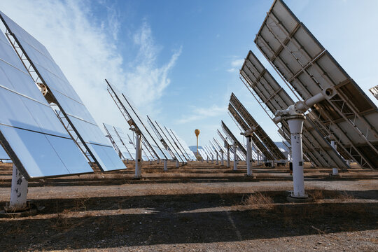 Concentrated solar power plant with heliostats reflecting light