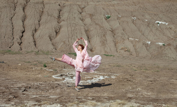 A woman in the pink in the dessert 