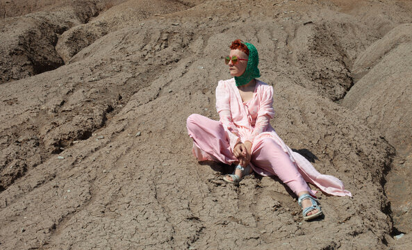 A woman in the pink in the dessert 