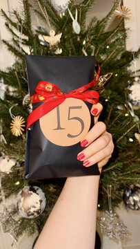 Selbstgemachter Adventskalender mit liebevoll verpackten Weihnachtsgeschenken
