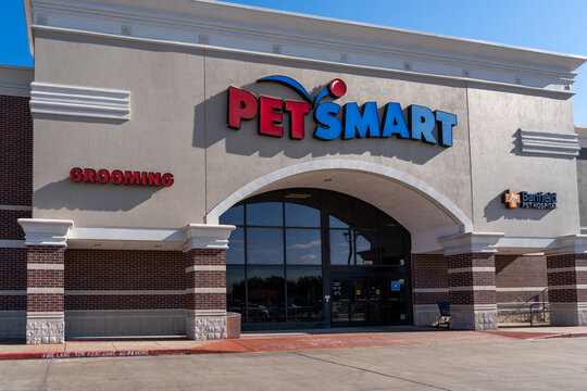 Pearland, Texas, USA - March 1, 2022:  A PetSmart store in Pearland, Texas, USA. PetSmart Inc. is an American retail chain that is engaged in the sale of pet animal products and services