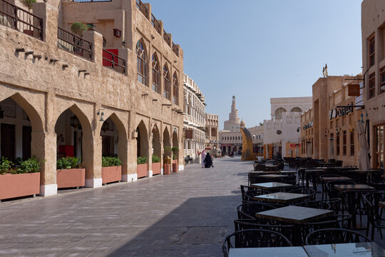 Doha, Qatar - March 13, 2025: Le Souq Waqif, le matin en p&eacute;riode de Ramadan. les caf&eacute;s et lieux de restauration ferm&eacute;s.