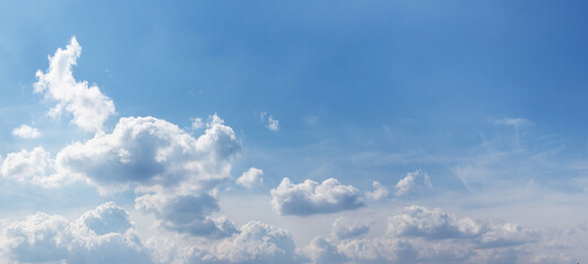 Fototapeta premium Panoramic blue sky with scattered fluffy white clouds below