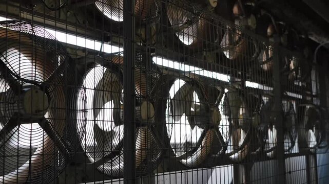 複数の大型軸流ファンが回転する換気設備