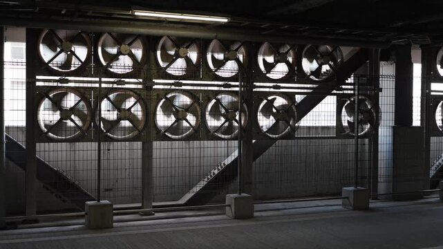 複数の大型軸流ファンが回転する換気設備