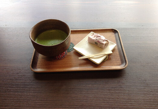 Le traditionnel plateau de th&eacute; vert de bienvenue servi  dans un temple &agrave; Kyoto