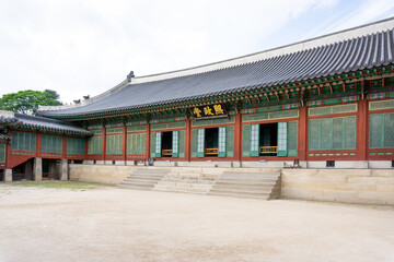 Naklejka premium Seoul, South Korea, April 27, 2026: Changgyeonggung Historic Royal Palace Located in South Korea by the Joseon Dynasty Residential East Palace 창경궁 관광 