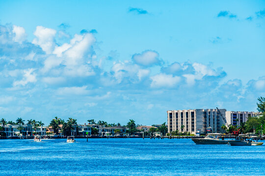 Lake Wyman, Florida with city and boats