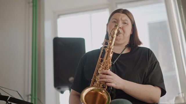 Instruction focusing on posture and warm tone techniques for sax players. Guidance and coaching for saxophone players to develop proper posture and warm sound in energetic settings