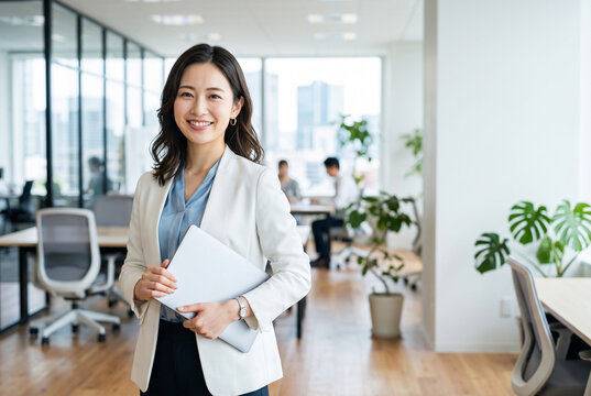 笑顔でノートパソコンを持つ若い日本人女性ビジネスマン Generative AI