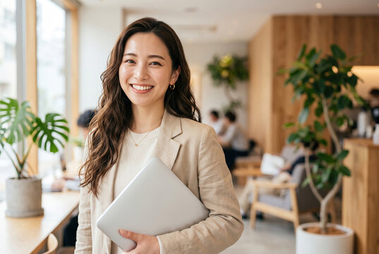 カフェでパソコンを持つ笑顔の若い女性 Generative AI