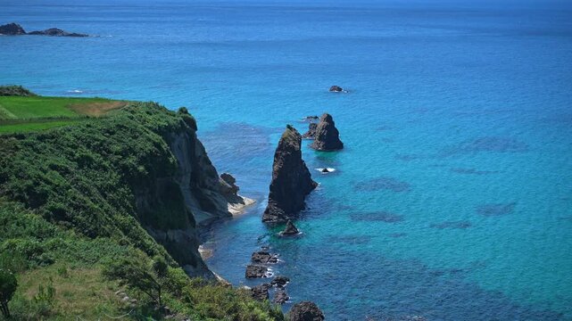 4K 京丹後の名所 屏風岩と透明な青い日本海の海岸風景
