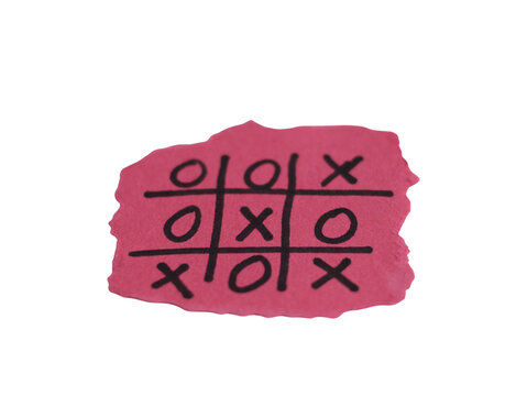 Un juego con la letra x y o en un papel rasgado en un fondo transparente 