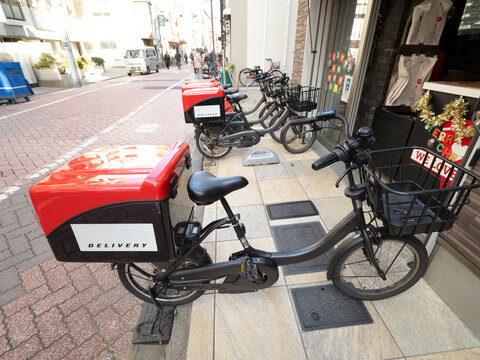 デリバリー用の電動アシスト自転車。2025年12月、東京都足立区にて撮影。