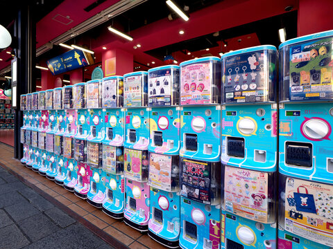 店頭に並べられたカプセルトイの販売機2026年1月、神奈川県横浜市にて撮影。
