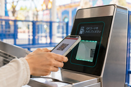QRコードで入場する手元カット