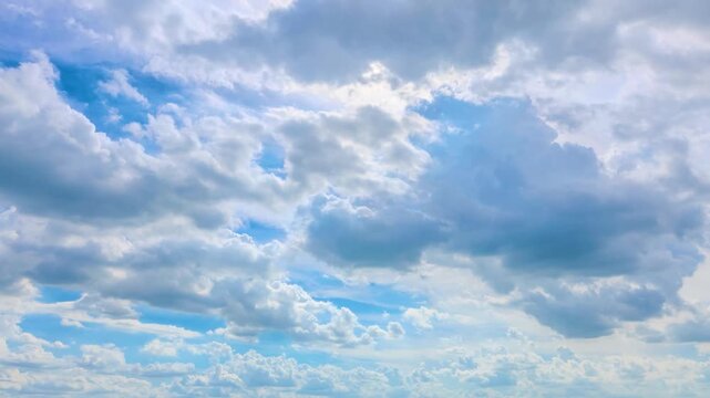 どこまでも続く夏の快晴の青空と白い雲
