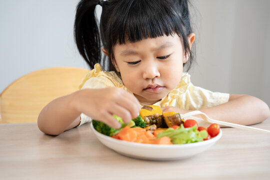 Children not like to eat vegetables, bitter taste, peculiar smell, unattractive appearance, burning vegetables off the plate, rejection, nutrition and growth, constipation, digestion, vomiting