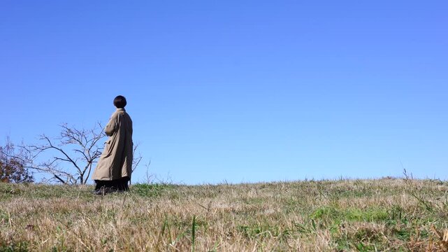 女性　ミドルエイジ　散歩　全身